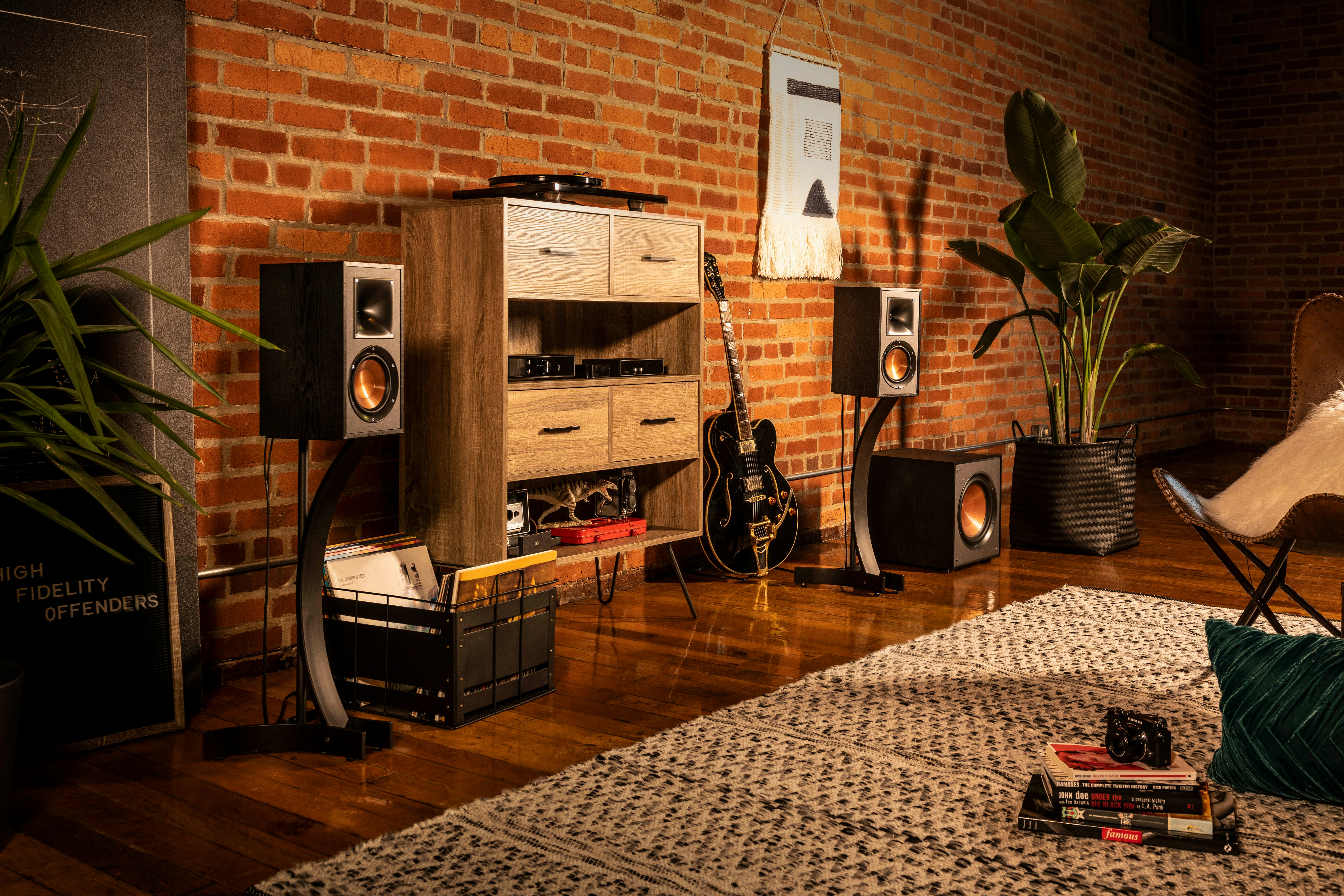 Altavoces Klipsch con guitarra y estante de madera